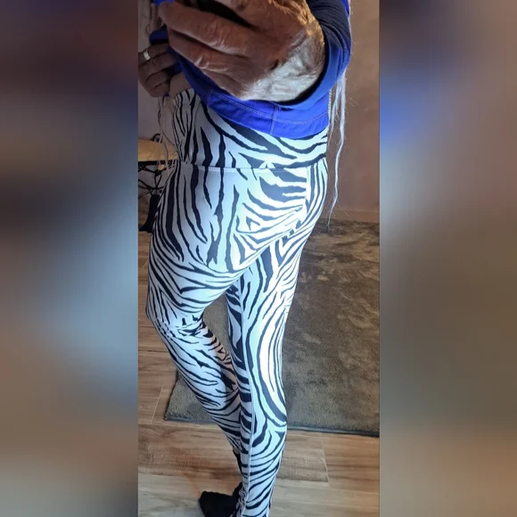 Cute ZEBRA PRINT leggings - Picture 2 of 4